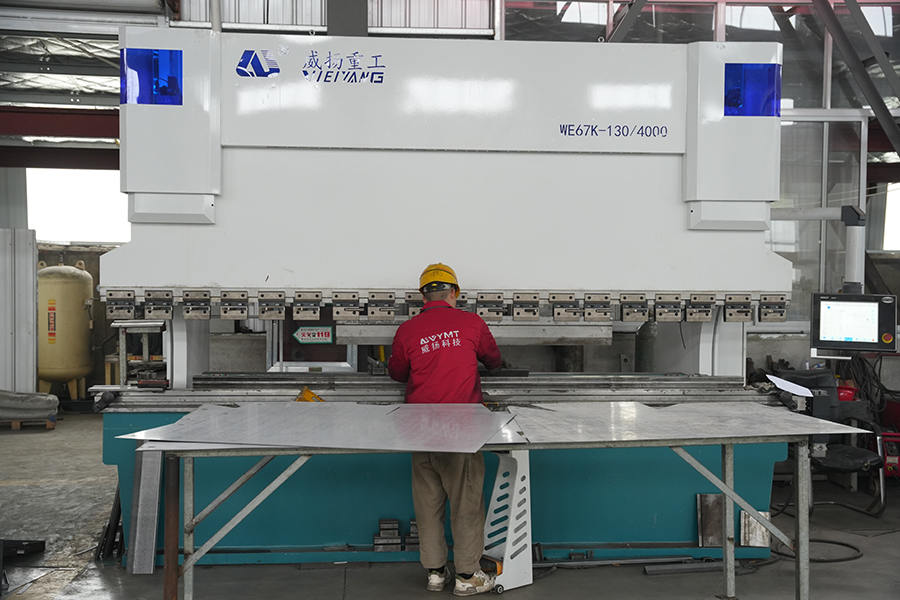 CNC süpürme aracını diğer süpürme makinelerinden farklı kılan temel özellikler nelerdir?